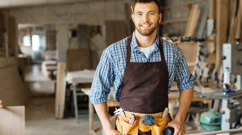 Stolarz z pasem na narzędzia